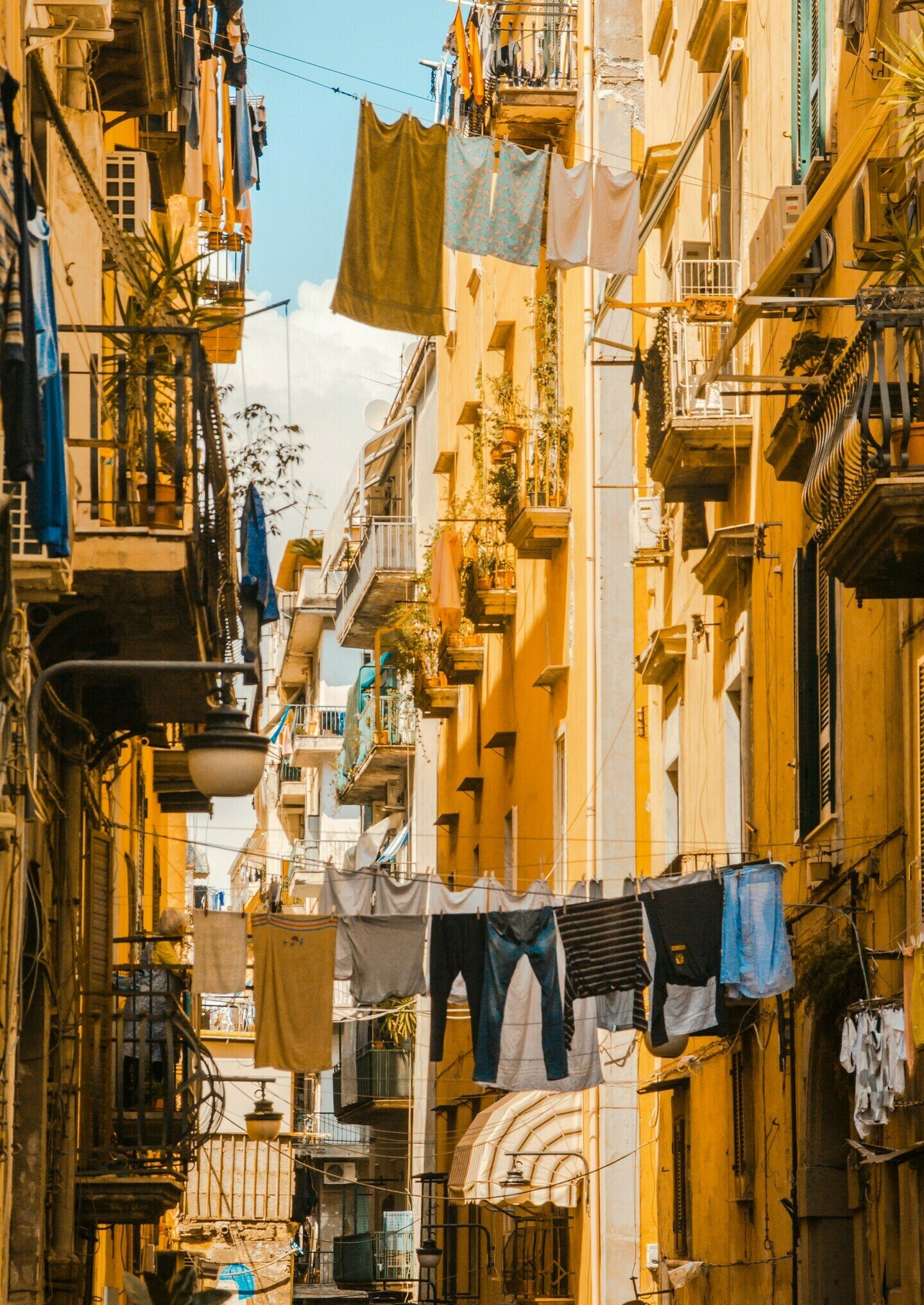 Gasse zwischen den Häusern Neapels